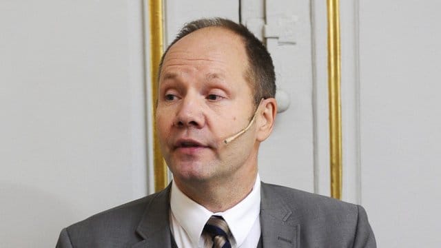 Peter Englund, damals ständiger Sekretär der Schwedischen Akademie, 2012 in Stockholm. Peter Englund, damals ständiger Sekretär der Schwedischen Akademie, 2012 in Stockholm.