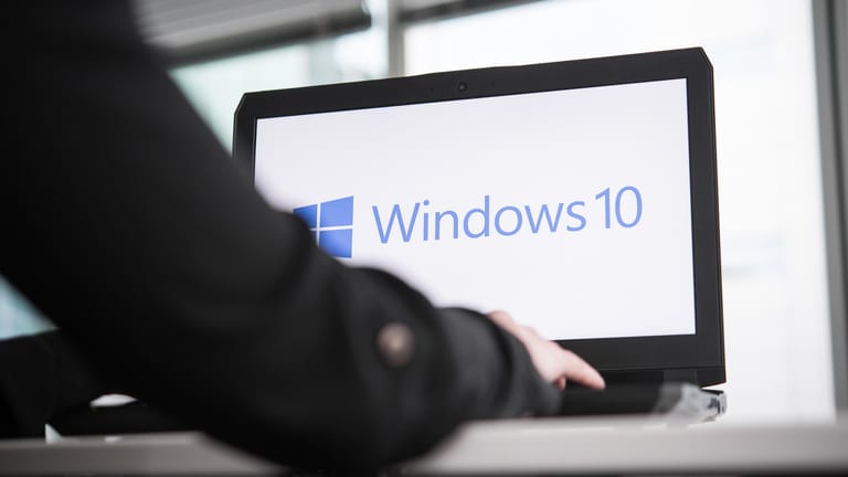 Ein Rechner mit der Aufschrift "Windows 10": Die Berliner Verwaltungen scheitern derzeit am rechtzeigen Upgrade auf Windows 10.