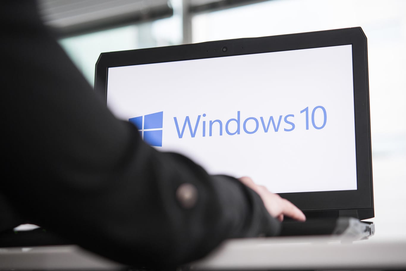 Ein Rechner mit der Aufschrift "Windows 10": Die Berliner Verwaltungen scheitern derzeit am rechtzeigen Upgrade auf Windows 10.