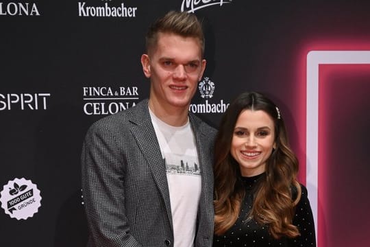 Fußballer Matthias Ginter und seine Frau Christina bei der Verleihung der 1live Krone in Bochum.