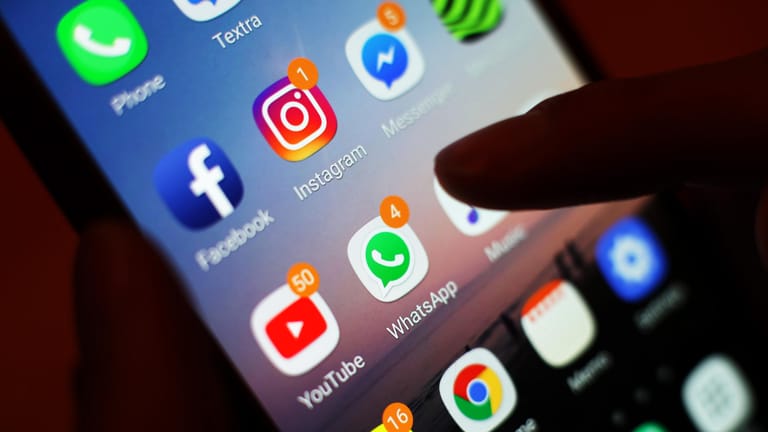 Apps von sozialen Medien auf einem Smartphone: In Zukunft müssen soziale Netzwerke Hass-Postings an das BKA melden.