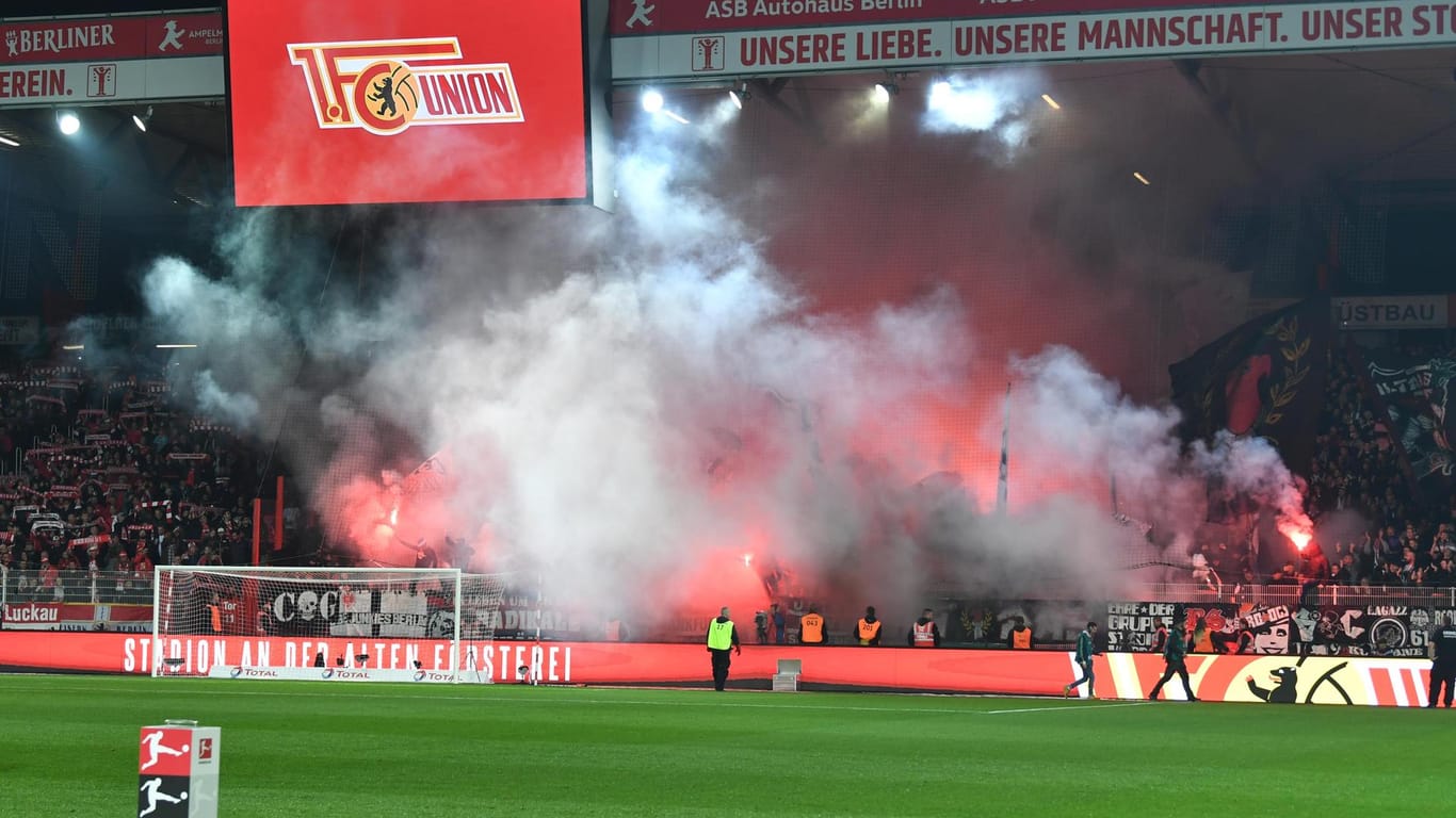 Eintracht-Fans zündeten Pyrotechnik im Stadion an der Alten Försterei: Das Spiel gegen Union Berlin konnte erst später beginnen.