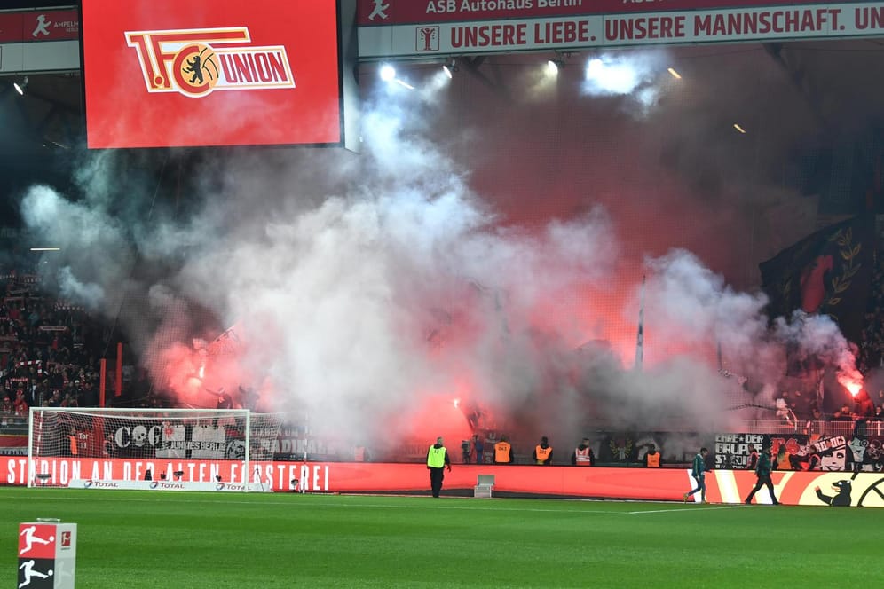 Eintracht-Fans zündeten Pyrotechnik im Stadion an der Alten Försterei: Das Spiel gegen Union Berlin konnte erst später beginnen.