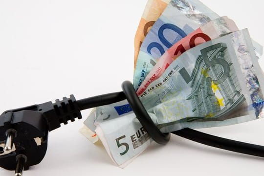Wer seinen Stromanbieter wechselt, kann viel Geld sparen - bei Preiserhöhungen gilt ein Sonderkündigungsrecht. Wer seinen Stromanbieter wechselt, kann viel Geld sparen - bei Preiserhöhungen gilt ein Sonderkündigungsrecht.