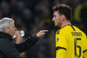 BVB-Trainer Lucien Favre (l) muss gegen Düsseldorf auf Mats Hummels verzichten.