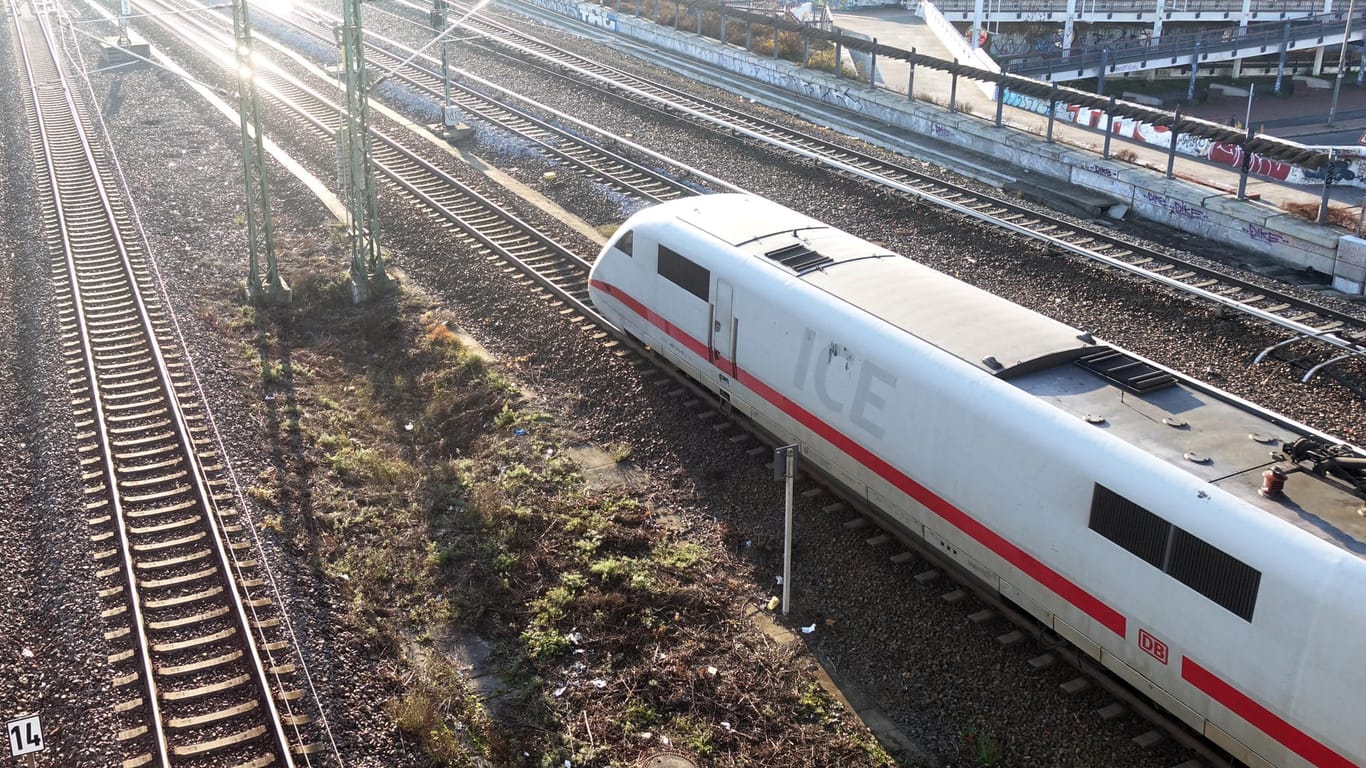 Ein ICE am Bahnhof Berlin Südkreuz: Künftig könnten bestimmte Tickets der Deutschen Bahn günstiger werden.