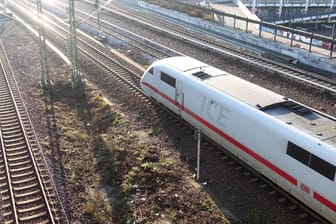 Ein ICE am Bahnhof Berlin Südkreuz: Künftig könnten bestimmte Tickets der Deutschen Bahn günstiger werden.