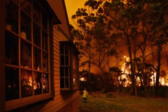 Ein Buschfeuer südlich von Sydney: Auch das Wetter in den nächsten Tagen verspricht keine Besserung – Hitze, Trockenheit und Wind sind angesagt.
