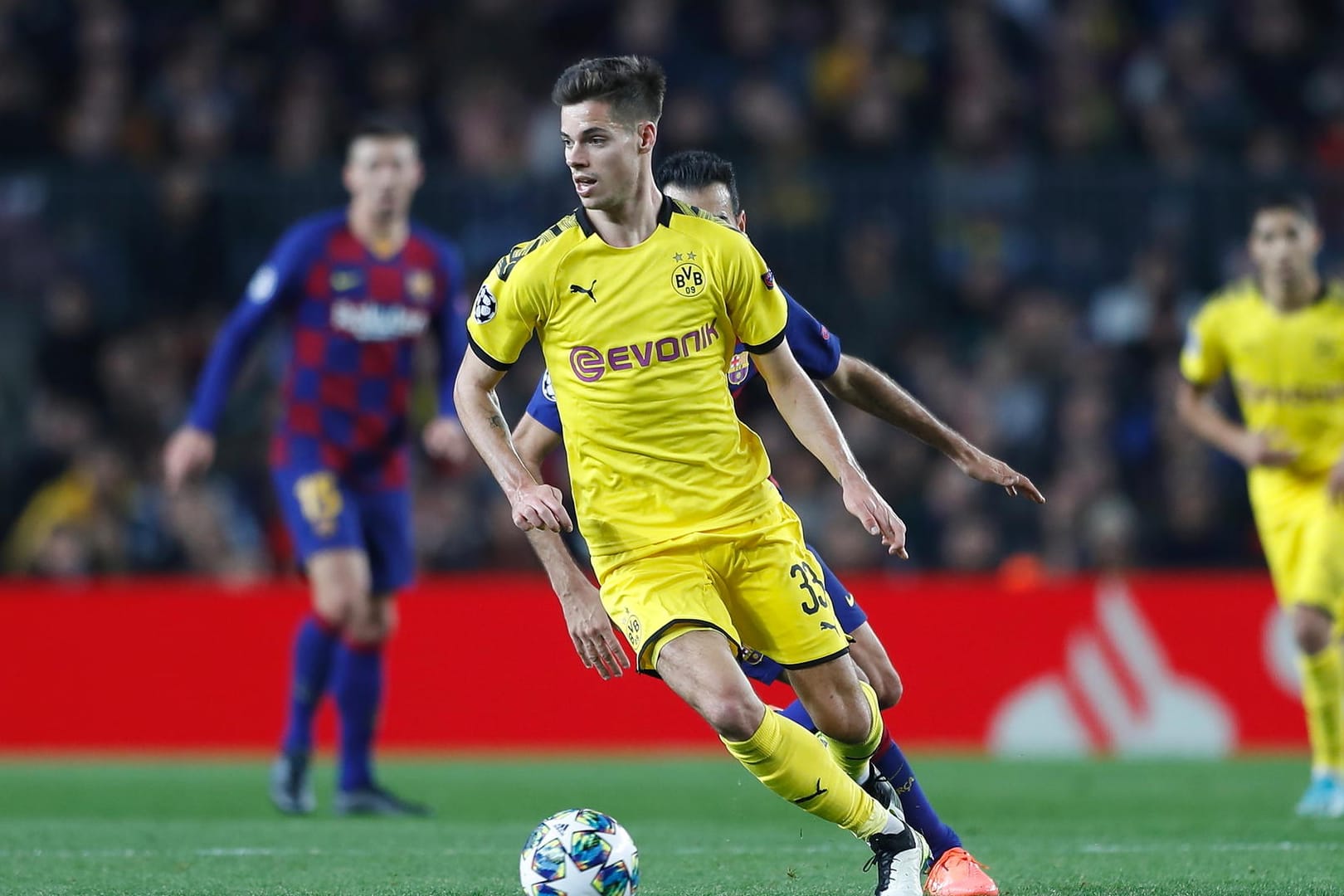 Julian Weigl vom BVB: Der kürzlich verletzte Spieler ist zu Gast in der neuen Episode des Feiertagsmagazins.