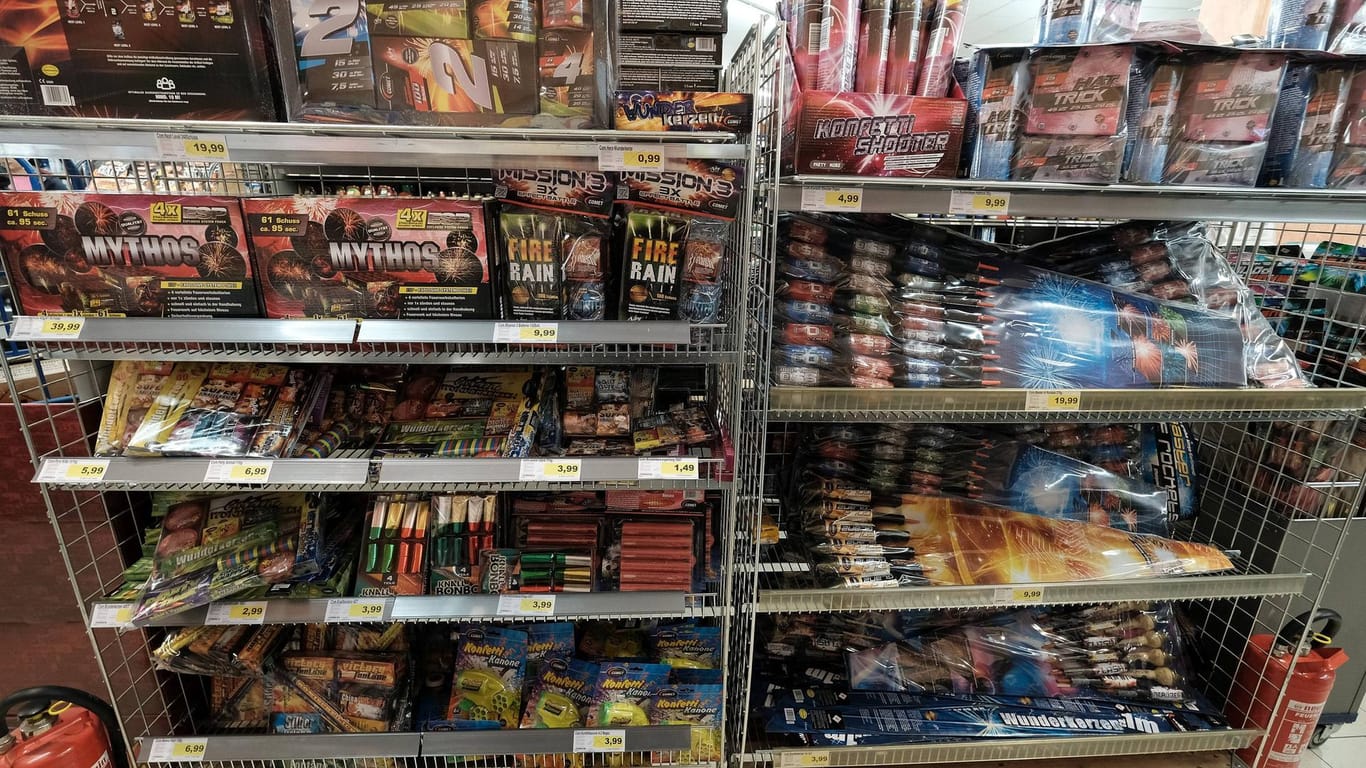 Feuerwerkskörper im Geschäft: In einigen Supermarktfilialen wird in diesem Jahr kein Feuerwerk verkauft.