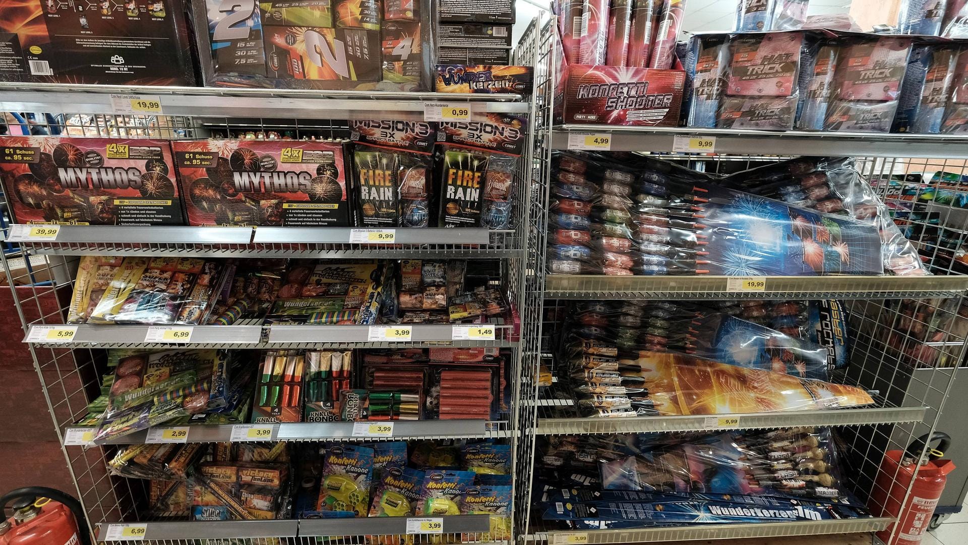 Feuerwerkskörper im Geschäft: In einigen Supermarktfilialen wird in diesem Jahr kein Feuerwerk verkauft.