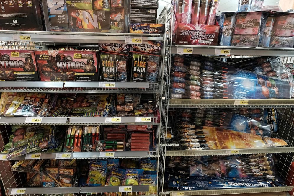 Feuerwerkskörper im Geschäft: In einigen Supermarktfilialen wird in diesem Jahr kein Feuerwerk verkauft.