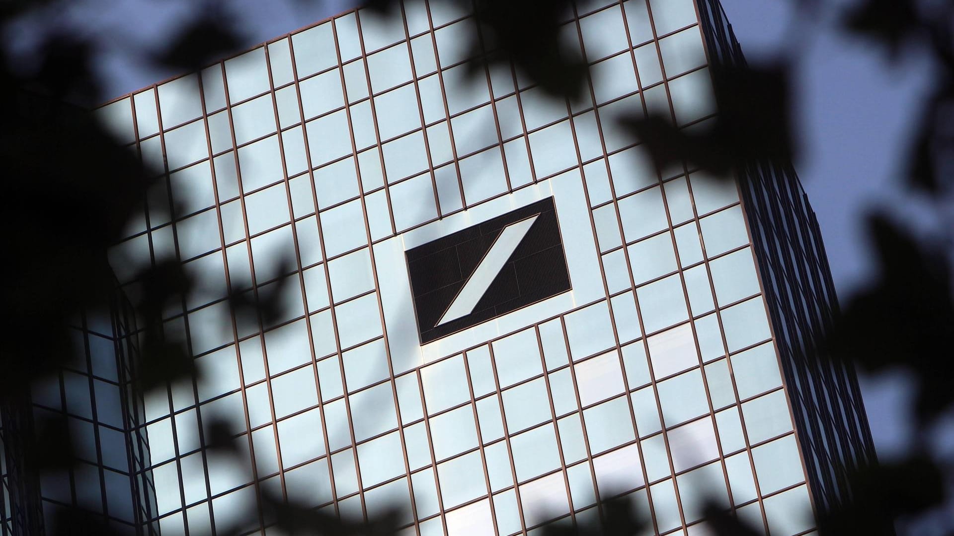 Logo der Deutschen Bank an den Türmen der Zentrale: Das Finanzinstitut muss eine Strafe wegen des Verdachts der Geldwäsche zahlen. Logo der Deutschen Bank an den Türmen der Zentrale: Das Finanzinstitut muss eine Strafe wegen des Verdachts der Geldwäsche zahlen.