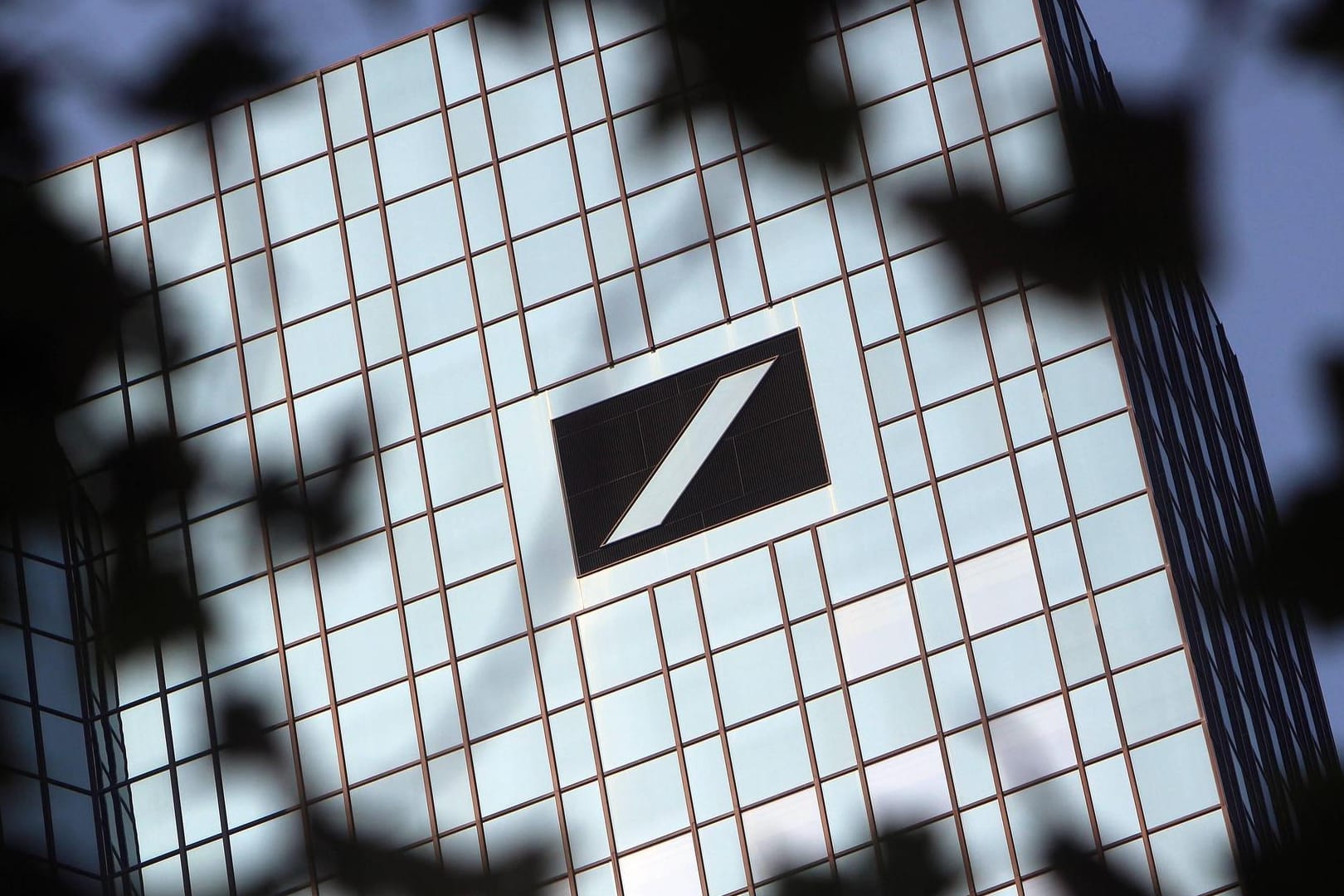 Logo der Deutschen Bank an den Türmen der Zentrale: Das Finanzinstitut muss eine Strafe wegen des Verdachts der Geldwäsche zahlen. Logo der Deutschen Bank an den Türmen der Zentrale: Das Finanzinstitut muss eine Strafe wegen des Verdachts der Geldwäsche zahlen.