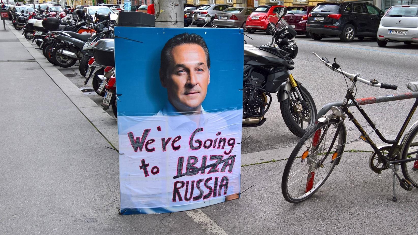 Ein Schild mit dem ehemaligen Vizekanzler Österreichs Heinz-Christian Strache: Das Gericht entschied für die Presse- und Meinungsfreiheit. Ein Schild mit dem ehemaligen Vizekanzler Österreichs Heinz-Christian Strache: Das Gericht entschied für die Presse- und Meinungsfreiheit.