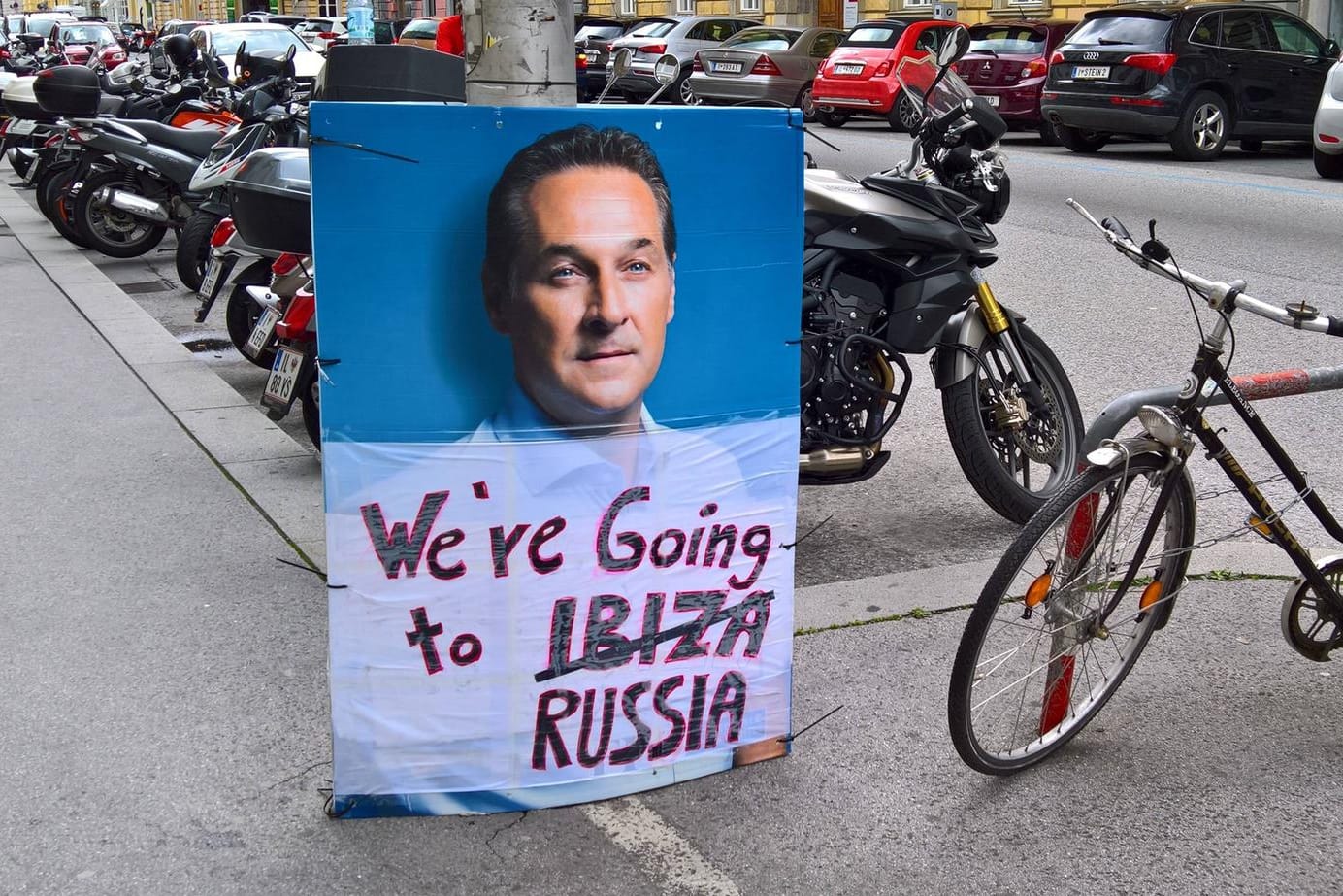 Ein Schild mit dem ehemaligen Vizekanzler Österreichs Heinz-Christian Strache: Das Gericht entschied für die Presse- und Meinungsfreiheit.