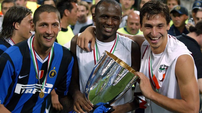 Freunde und Feinde beim Sieg der italienischen Supercups 2006: Marco Materazzi (l.) und Zlatan Ibrahimovic (r.) mit Patrick Viera (m.).