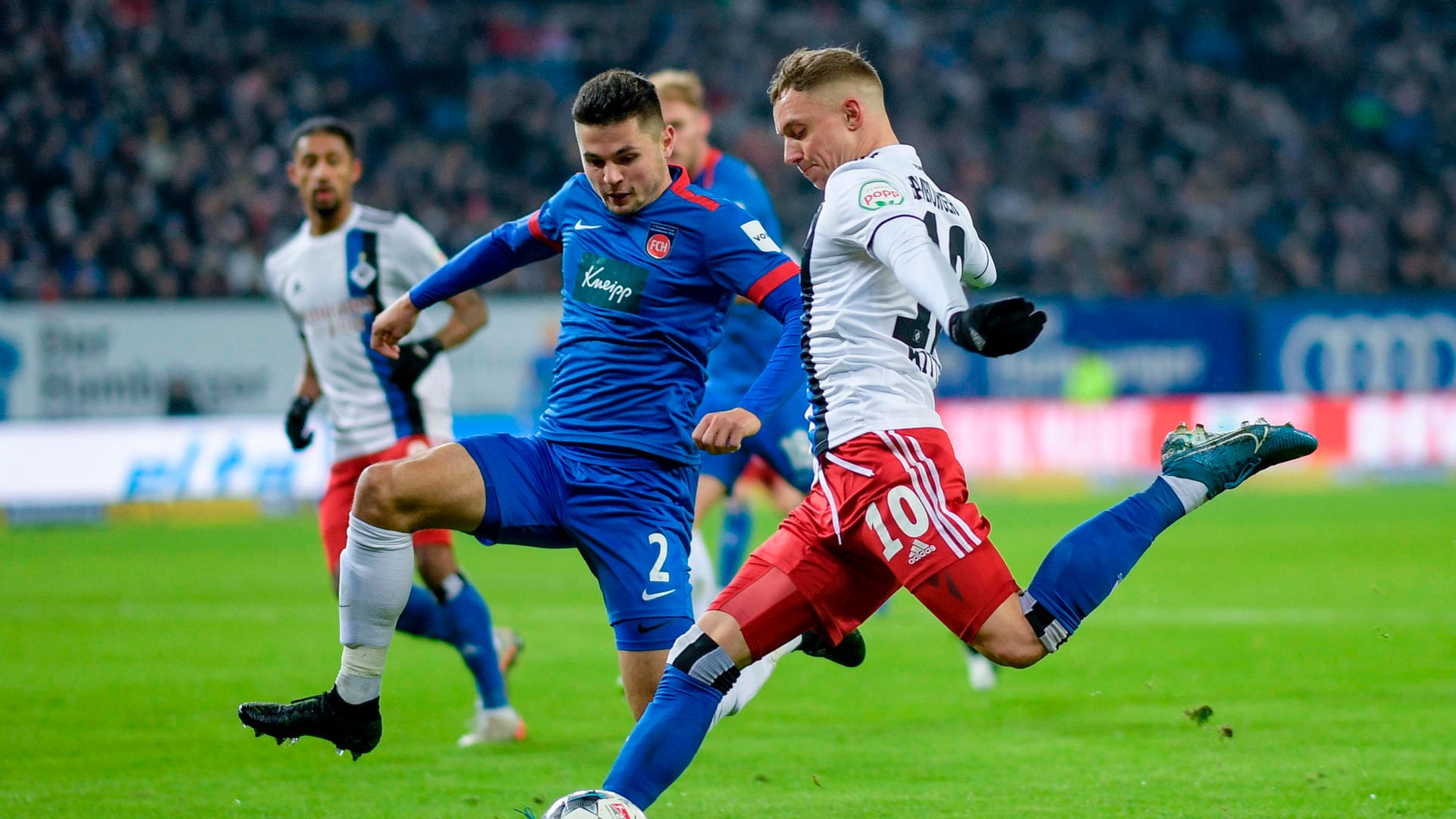 Fanden in der ersten Halbzeit kein Mittel gegen des Heidenheimer Bollwerk: Hamburgs Sonny Kittel (r.) und sein Team.