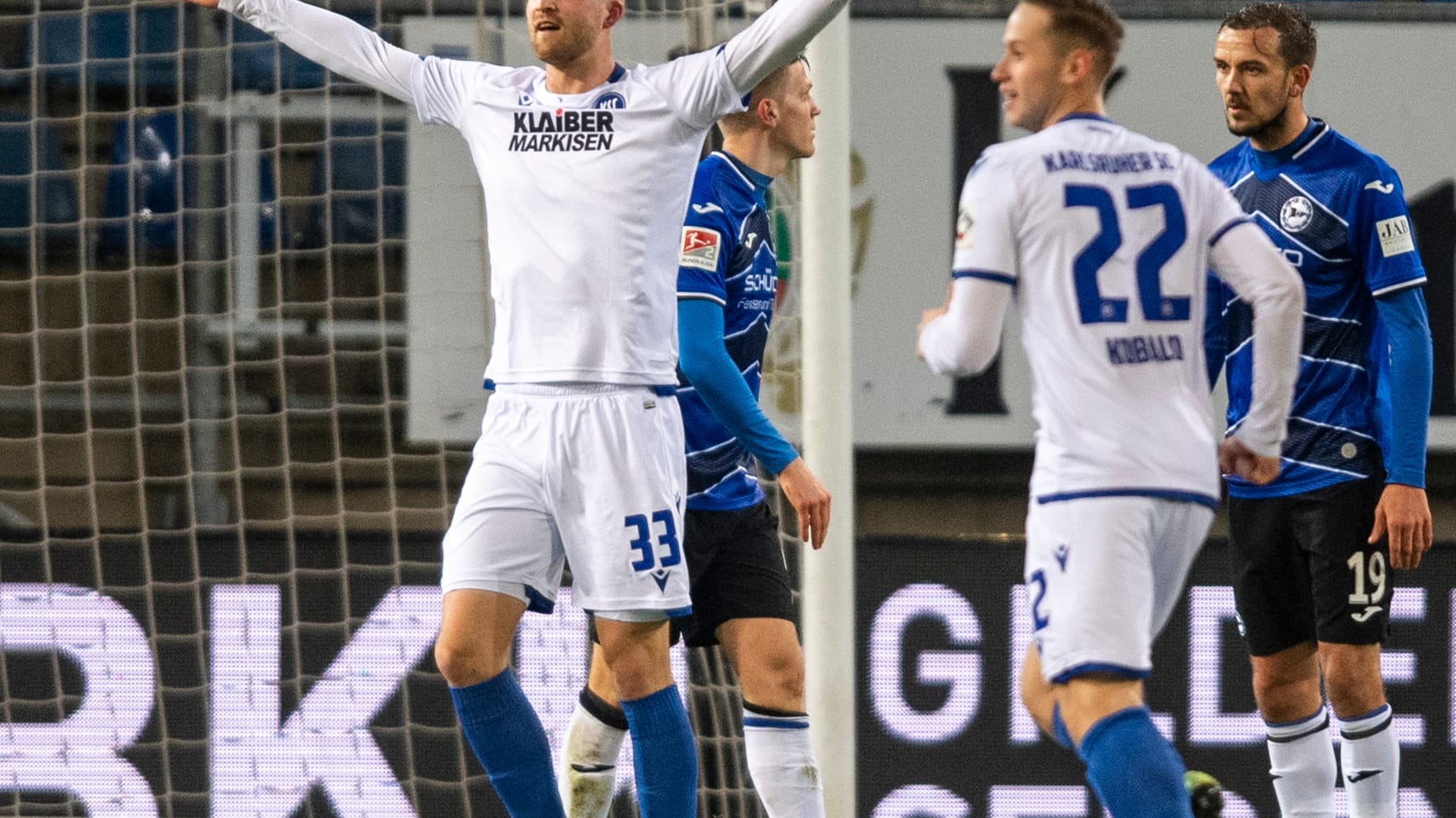 Jubelte über das 1:0 für sein Team: Karlsruhes Philipp Hofmann.