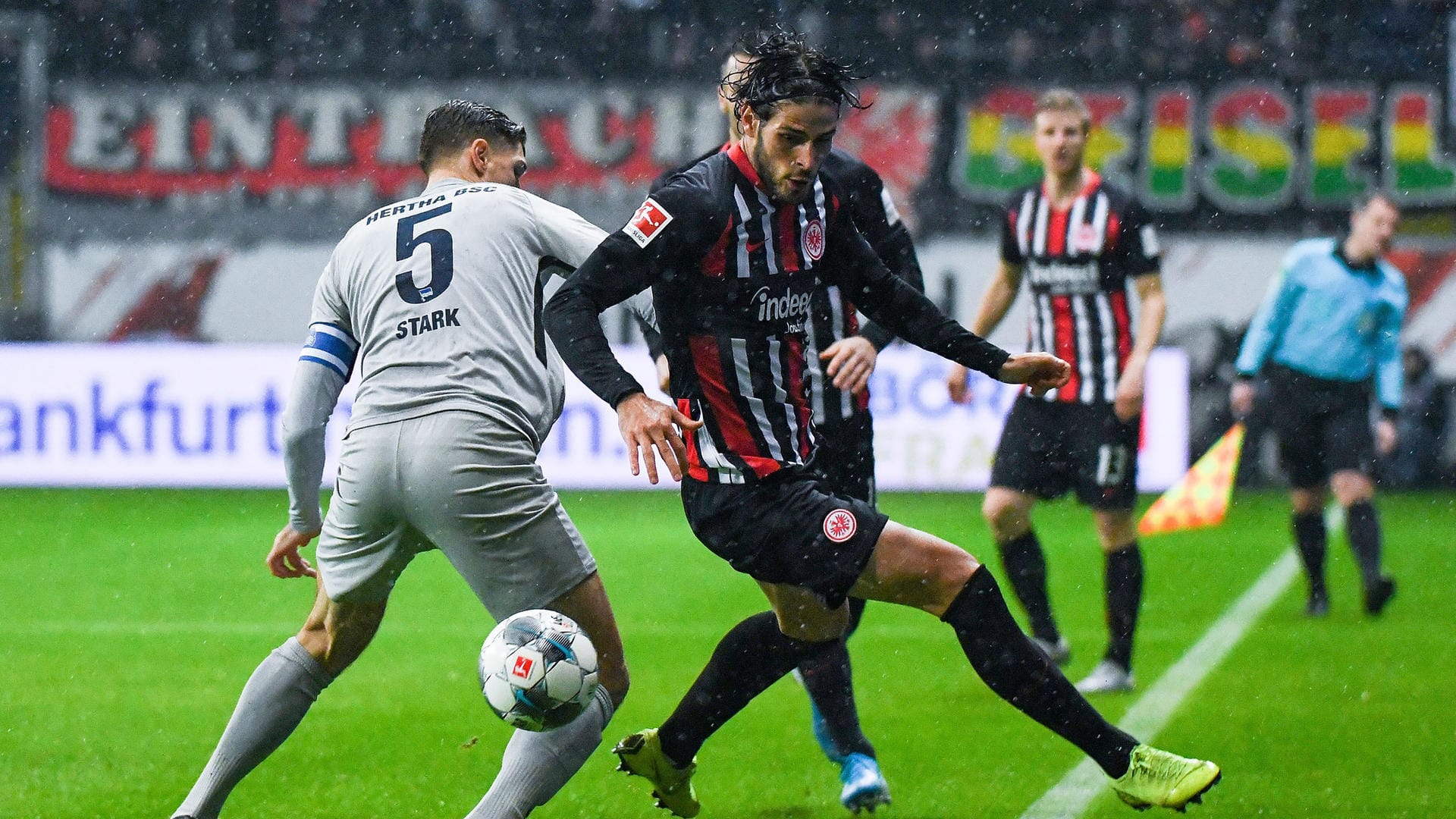 Dribbelstark im gegnerischen Spieldrittel: Eintrachts Goncalo Paciencia (r.).