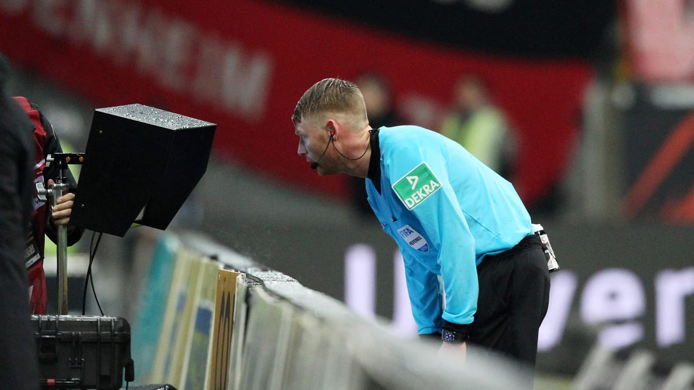 Erkannte den Eintracht-Ausgleich nach Nutzung des Videoreferees ab: Schiedsrichter Christian Dingert.