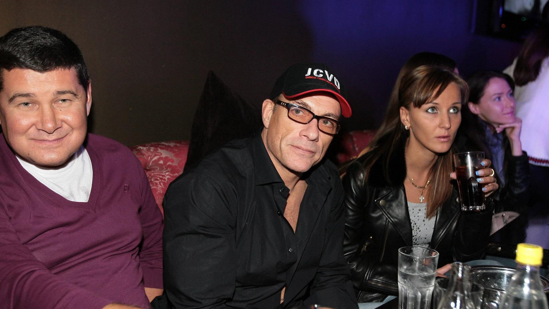 Suchte die Nähe zur Welt der Unterhaltung: Onyschtschenko mit Leinwand-Legende Jean Claude van Damme und dessen Freundin Alena Kaverina 2010 in Kiew.