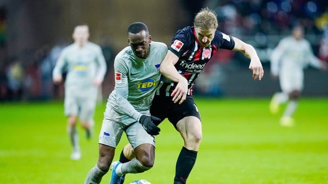 Der Berliner Dodi Lukebakio (l) im Laufduell mit dem Frankfurter Martin Hinteregger.