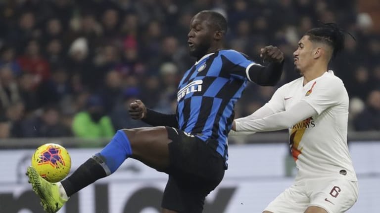 Romelu Lukaku (l) von Inter Mailand behauptet den Ball gegen Chris Smalling.