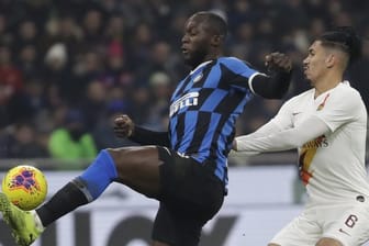 Romelu Lukaku (l) von Inter Mailand behauptet den Ball gegen Chris Smalling.