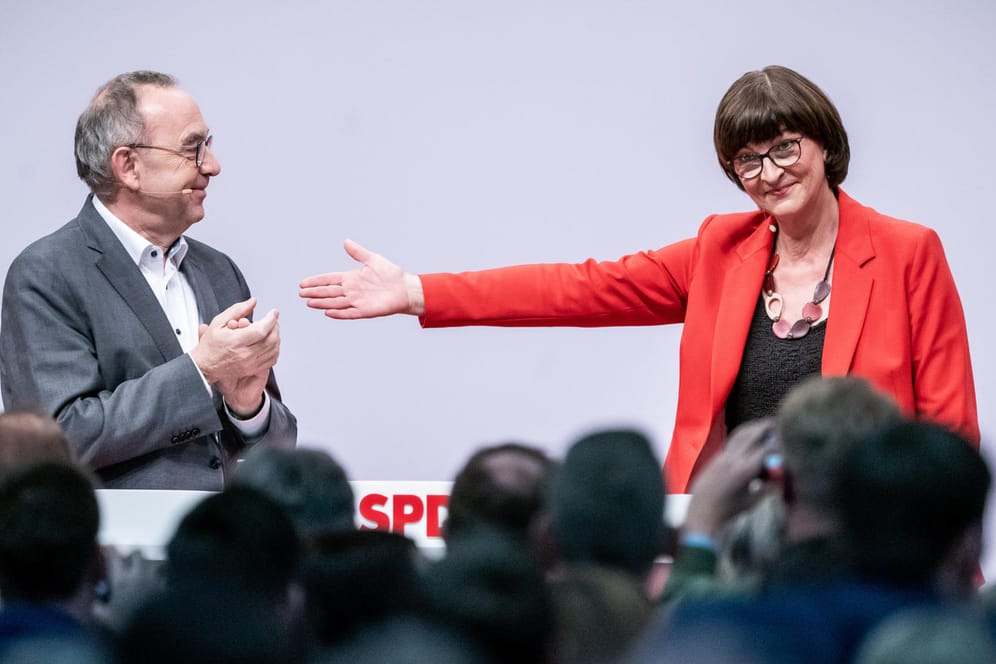 Saskia Esken und Norbert Walter-Borjans: "Hört ihr die Signale? Die neue Zeit, sie ruft."