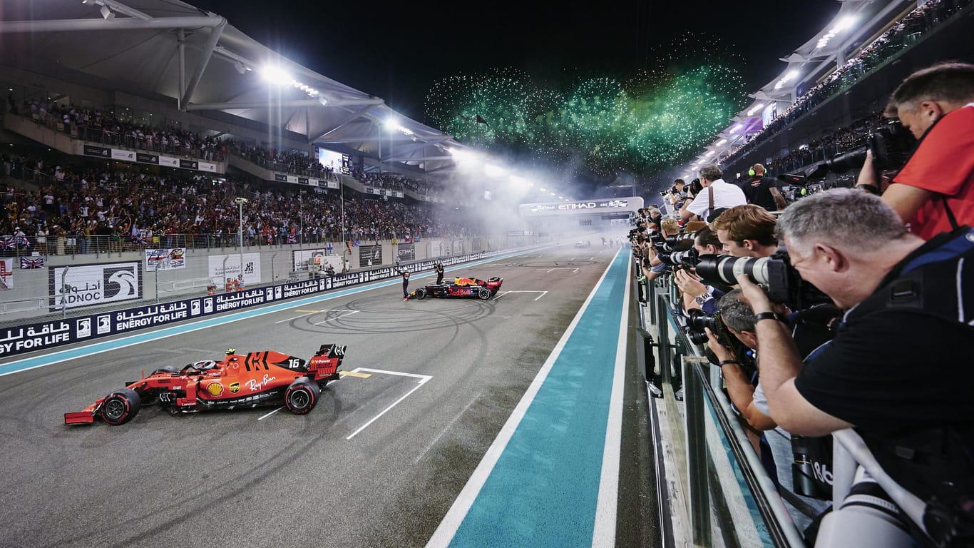 Donuts und qualmende Reifen nach dem letzten Rennen: Post-Race-Show mit Feuerwerk in Abu Dhabi.