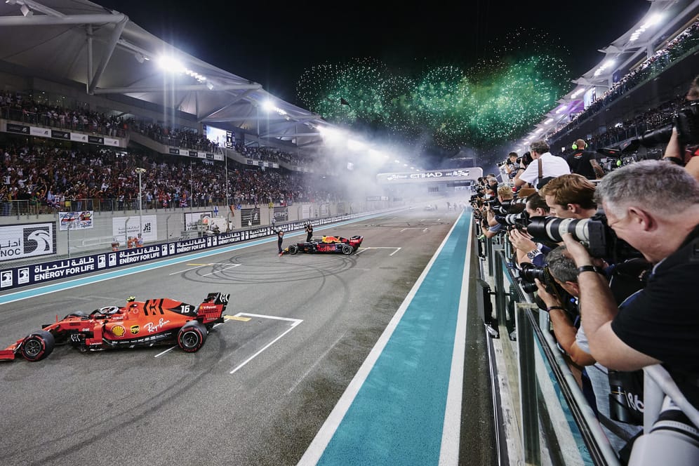 Donuts und qualmende Reifen nach dem letzten Rennen: Post-Race-Show mit Feuerwerk in Abu Dhabi.