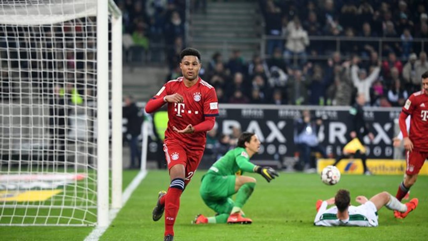 Serge Gnabry (l) möchte mit dem FC Bayern München wieder bei Borussia Mönchengladbach jubeln.