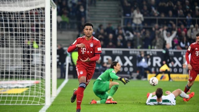 Serge Gnabry (l) möchte mit dem FC Bayern München wieder bei Borussia Mönchengladbach jubeln.