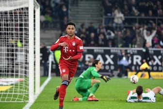 Serge Gnabry (l) möchte mit dem FC Bayern München wieder bei Borussia Mönchengladbach jubeln.