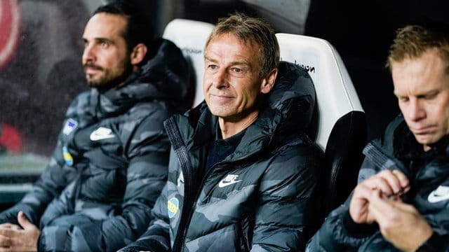 Berlins Trainer Jürgen Klinsmann (M) sieht die Hertha auf dem richtigen Weg. Berlins Trainer Jürgen Klinsmann (M) sieht die Hertha auf dem richtigen Weg.