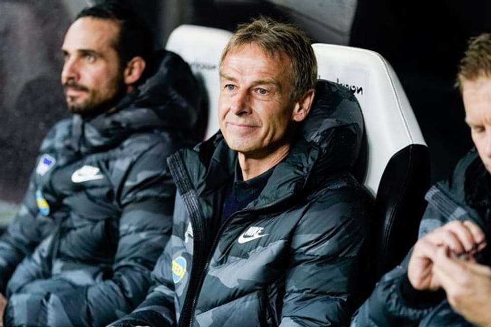 Berlins Trainer Jürgen Klinsmann (M) sieht die Hertha auf dem richtigen Weg.