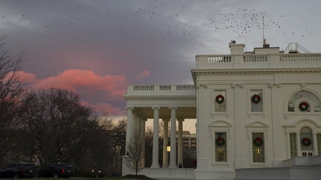 Das Weiße Haus in Washington, offizieller Regierungssitz des Präsidenten der USA. Das Weiße Haus in Washington, offizieller Regierungssitz des Präsidenten der USA.