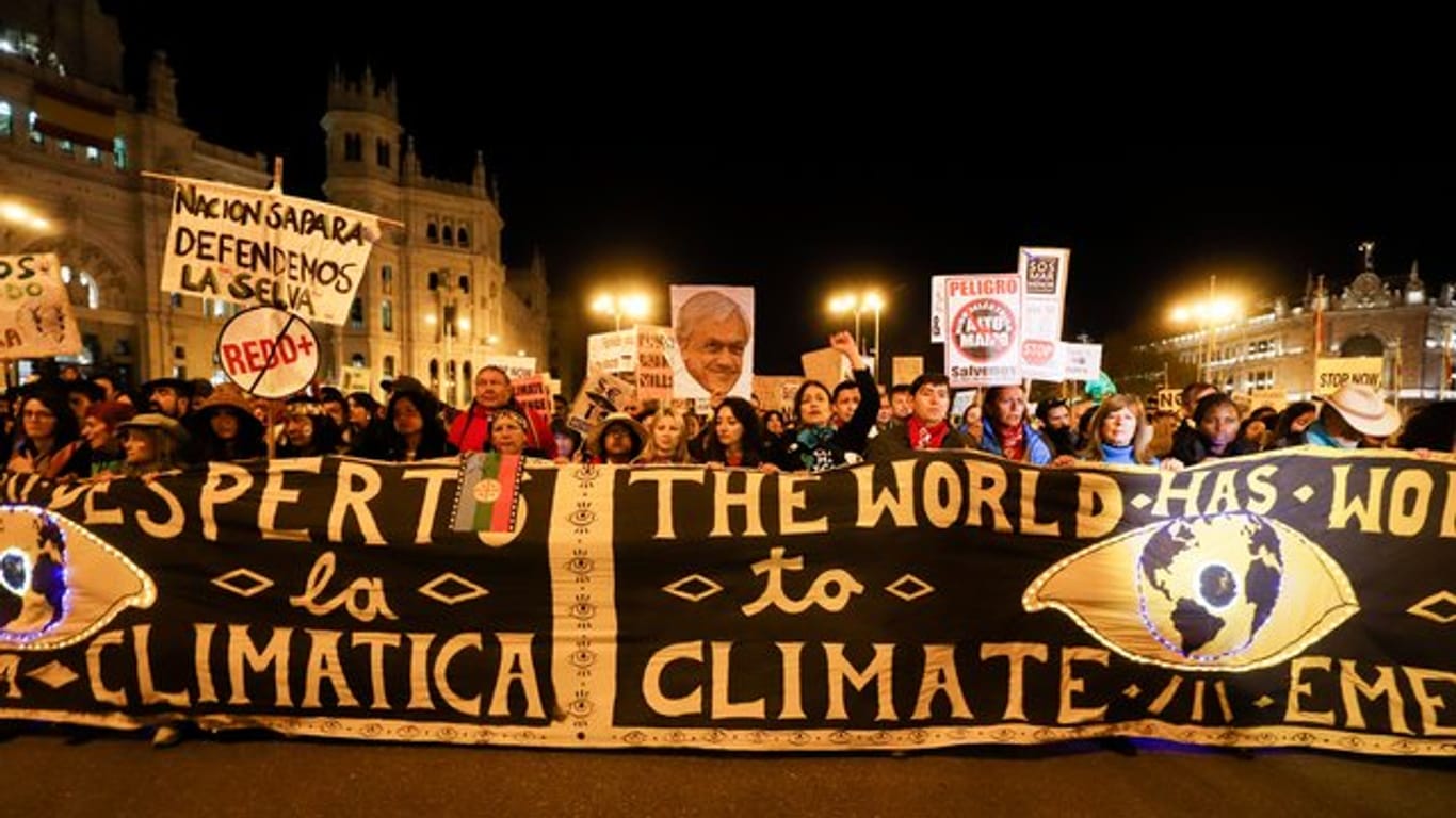 Demonstranten nehmen am Klimamarsch am Rande der Weltklimakonferenz in Madrid.