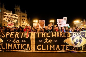 Demonstranten nehmen am Klimamarsch am Rande der Weltklimakonferenz in Madrid.
