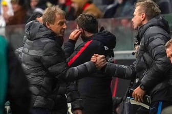 Neuer Optimismus: Hertha-Trainer Klinsmann (li.) klatscht beim 2:2 in Frankfurt ab.