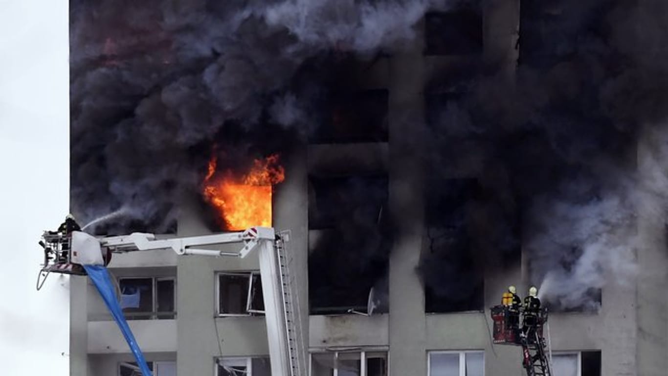 Nach einer Gasexplosion war in einem Hochhaus im slowakischen Presov ein Brand ausgebrochen.