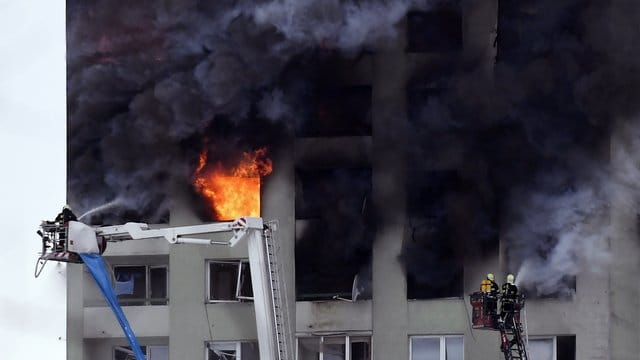 Nach einer Gasexplosion war in einem Hochhaus im slowakischen Presov ein Brand ausgebrochen.