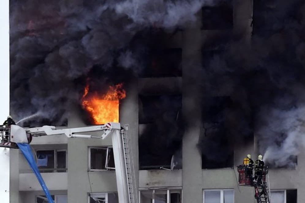 Nach einer Gasexplosion war in einem Hochhaus im slowakischen Presov ein Brand ausgebrochen.