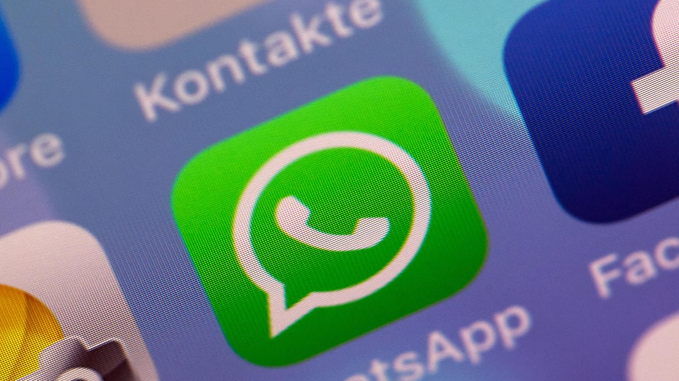 WhatsApp-Logo auf einem Smartphone: Facebook befindet sich derzeit in einem Patentstreit mit Facebook.