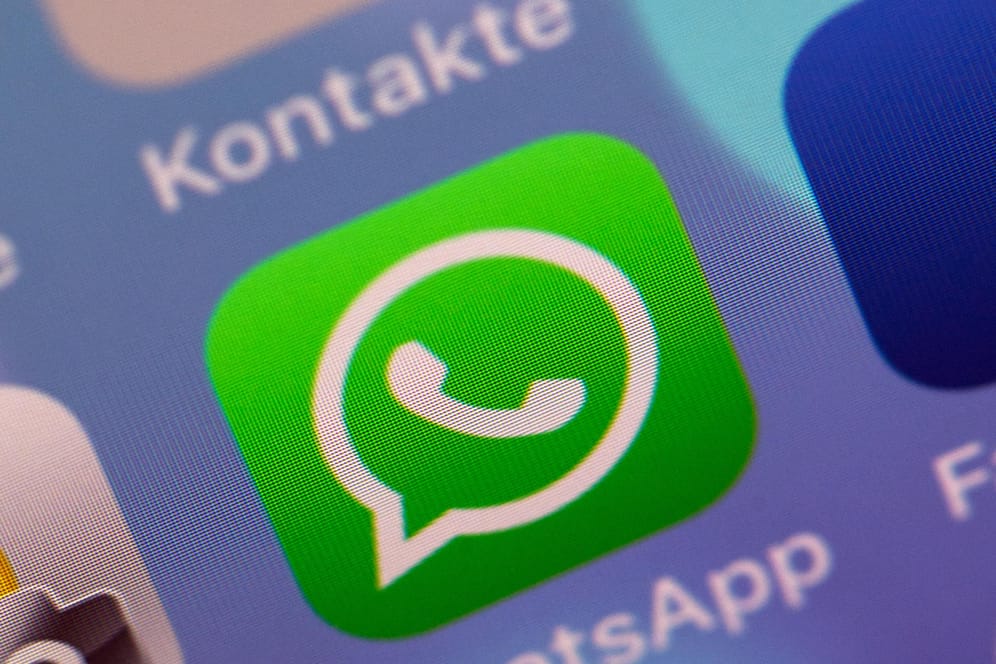 WhatsApp-Logo auf einem Smartphone: Facebook befindet sich derzeit in einem Patentstreit mit Facebook.