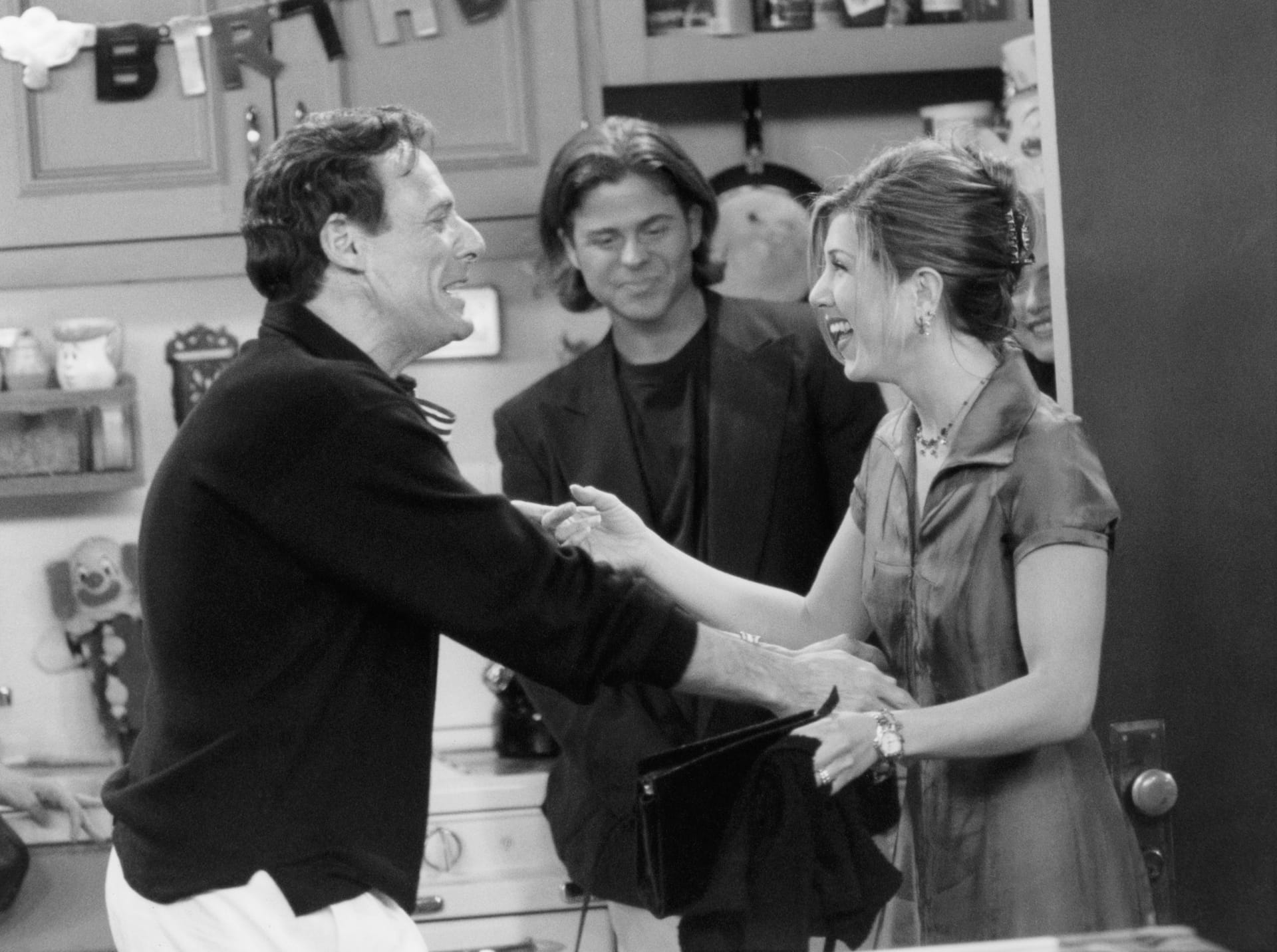 Ron Leibman: In "Friends" spielte er als Dr. Leonard Green (l.) den Serien-Dad von Jennifer Aniston (r.) (Rachel Green)