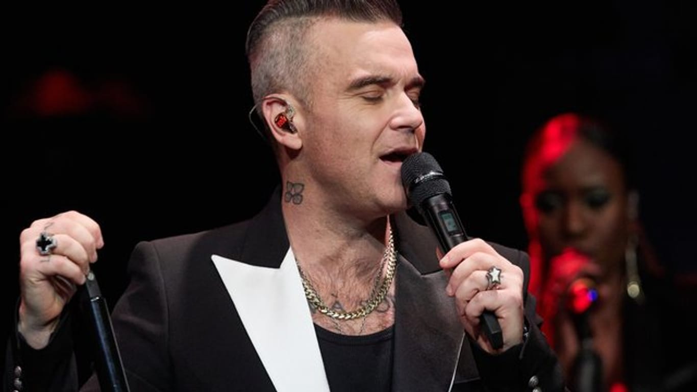 Robbie Williams hofft, dass sein Weihnachts-Album ein riesen Erfolg wird.
