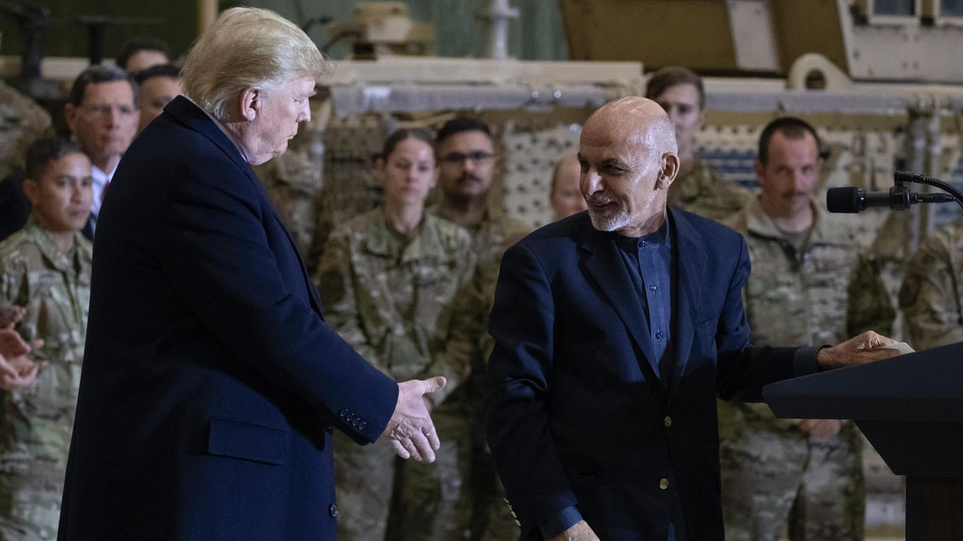 Donald Trump und der afghanische Präsident Ashraf Ghani: Beim Truppenbesuch an Thanksgiving versprach der US-Präsident die Wiederaufnahme der Gespräche mit den Taliban.