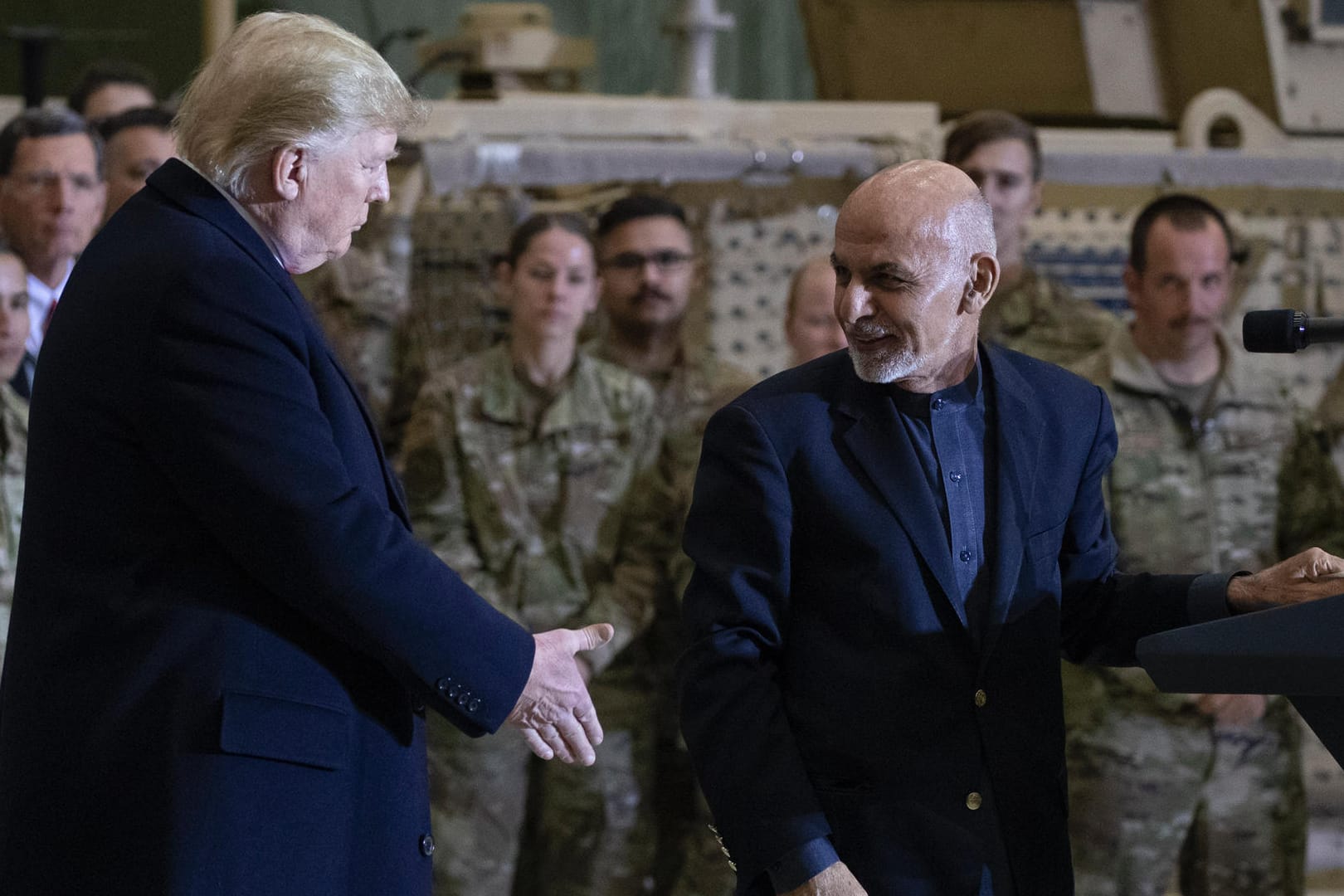 Donald Trump und der afghanische Präsident Ashraf Ghani: Beim Truppenbesuch an Thanksgiving versprach der US-Präsident die Wiederaufnahme der Gespräche mit den Taliban.